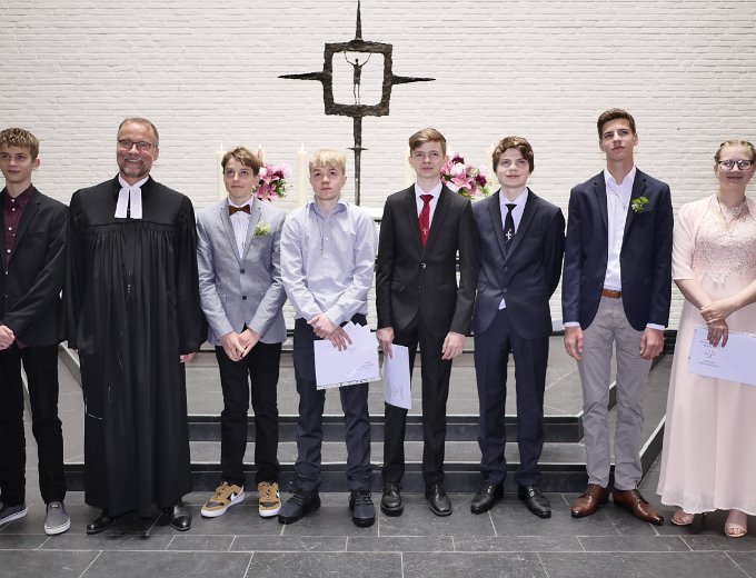 4-10-Juni-Pastor Kaiser und Konfirmanden