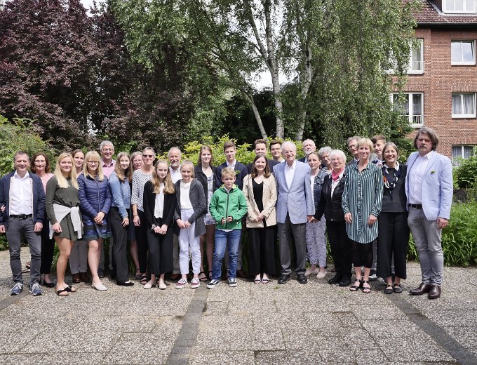 5-10-Juni-Familie-vor-der-Kirche